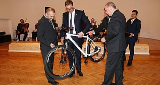 Erdoğan, Sırp Mevkidaşına Bisiklet Hediye Etti